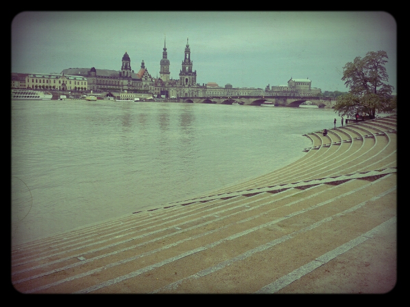 Blick auf die Altstadt von Dresden bei Hochwasser 2013