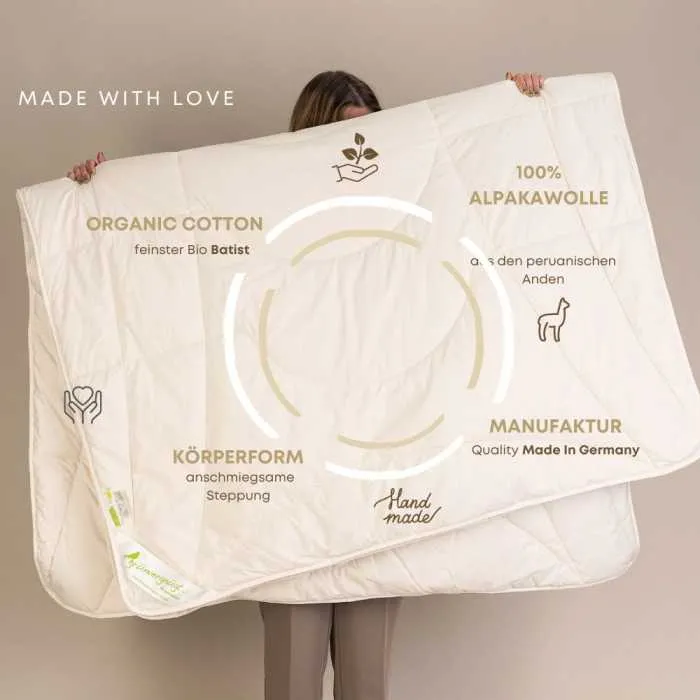 Alpakadecke Ganzjahr mit Bio-Baumwollbezug und 100 % Alpakawolle – anschmiegsame Steppung, hergestellt in Deutschland.