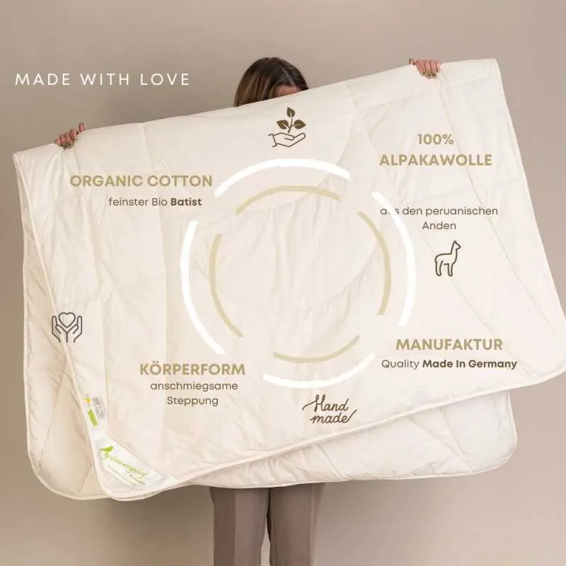 Alpakadecke Ganzjahr mit Bio-Baumwollbezug und 100 % Alpakawolle – anschmiegsame Steppung, hergestellt in Deutschland.